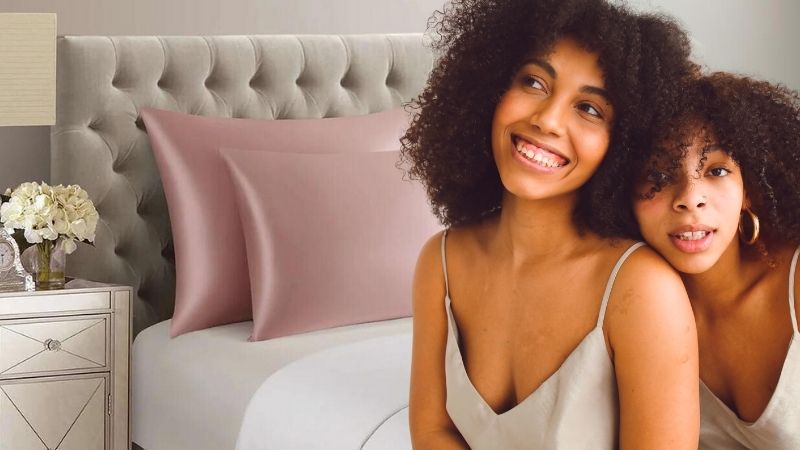 Vaincre les frisottis : dormir avec une taie d'oreiller en soie de mûrier aide-t-il vraiment les cheveux bouclés ? - Caribbean Curls