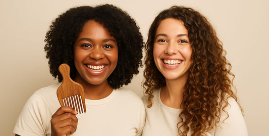 Brosse ou peigne pour cheveux bouclés : lequel choisir selon votre type de boucles ?