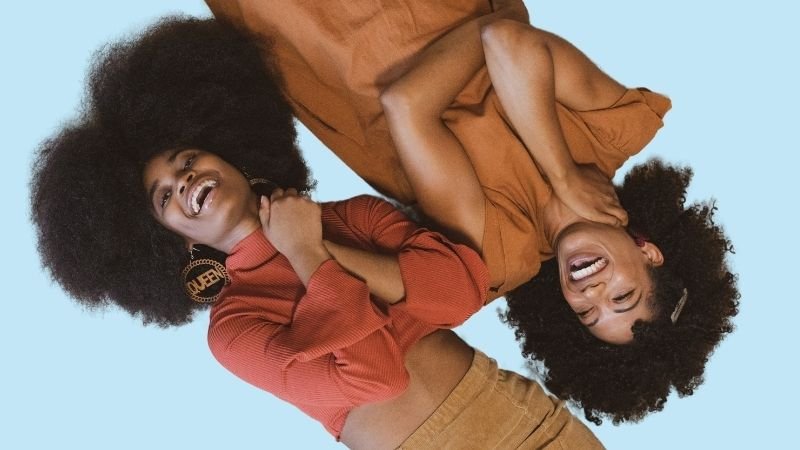 Est-ce bien de dormir avec un bonnet de nuit en soie ? 5 avantages pour vos cheveux bouclés et afro - Caribbean Curls